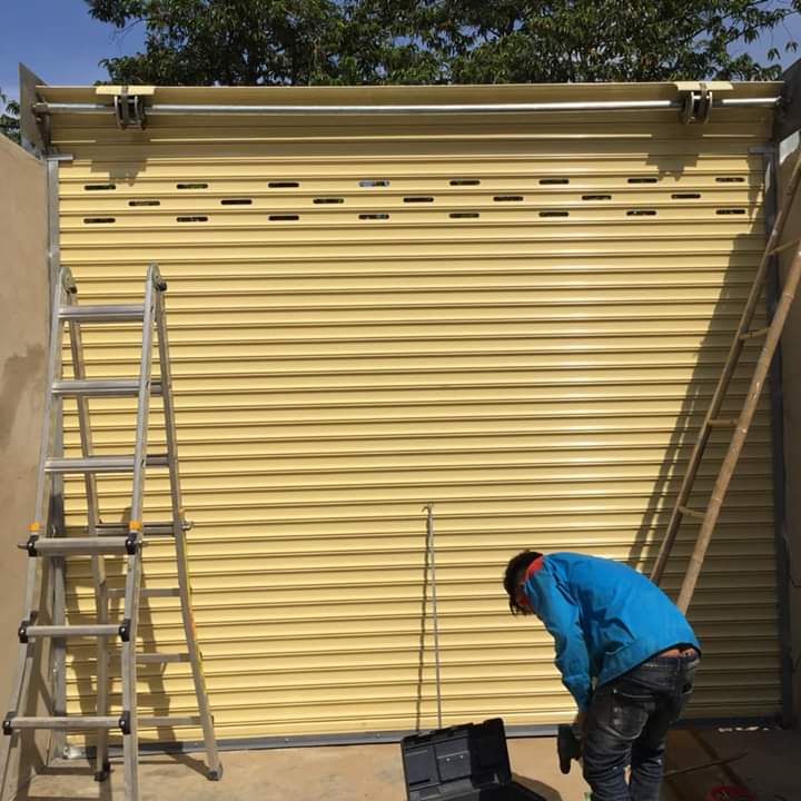 Cửa cuốn kéo tay